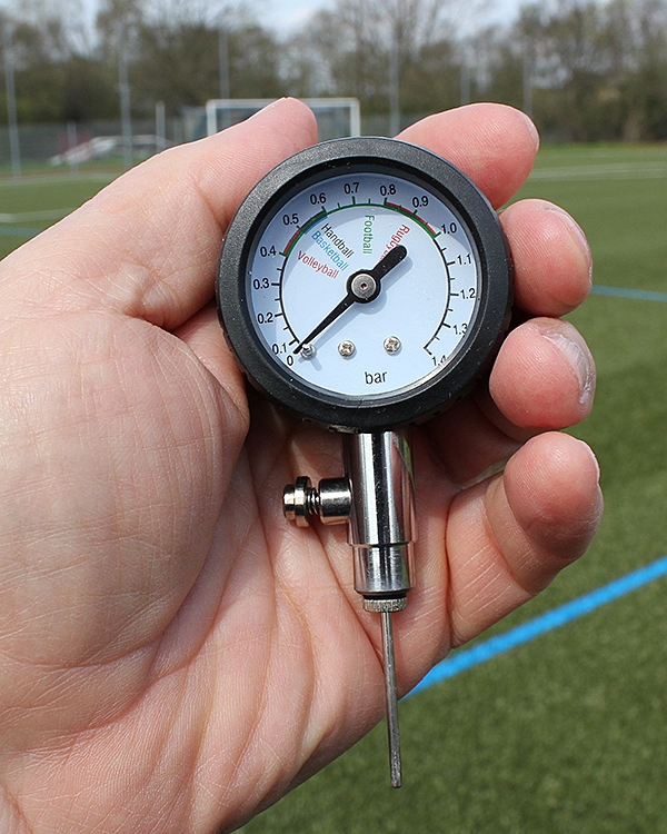 Air pressure gauge for all balls with valves